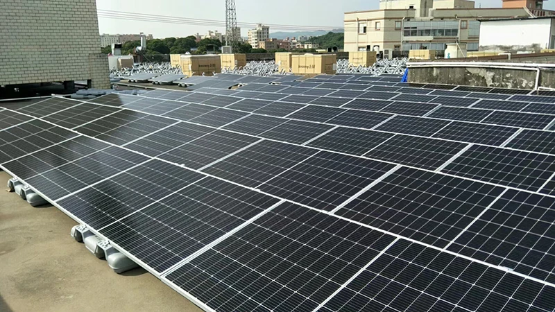Dằn tàu mặt trời gắn với nước đổ